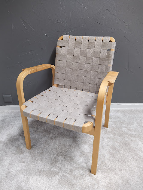 Artek 45 tuoli edestä